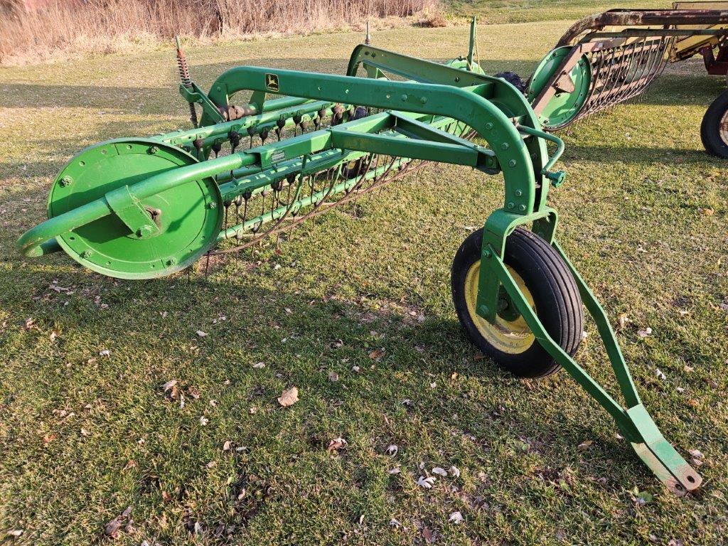 John Deere 662 Hay Rake