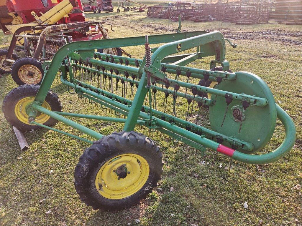 John Deere 662 Hay Rake