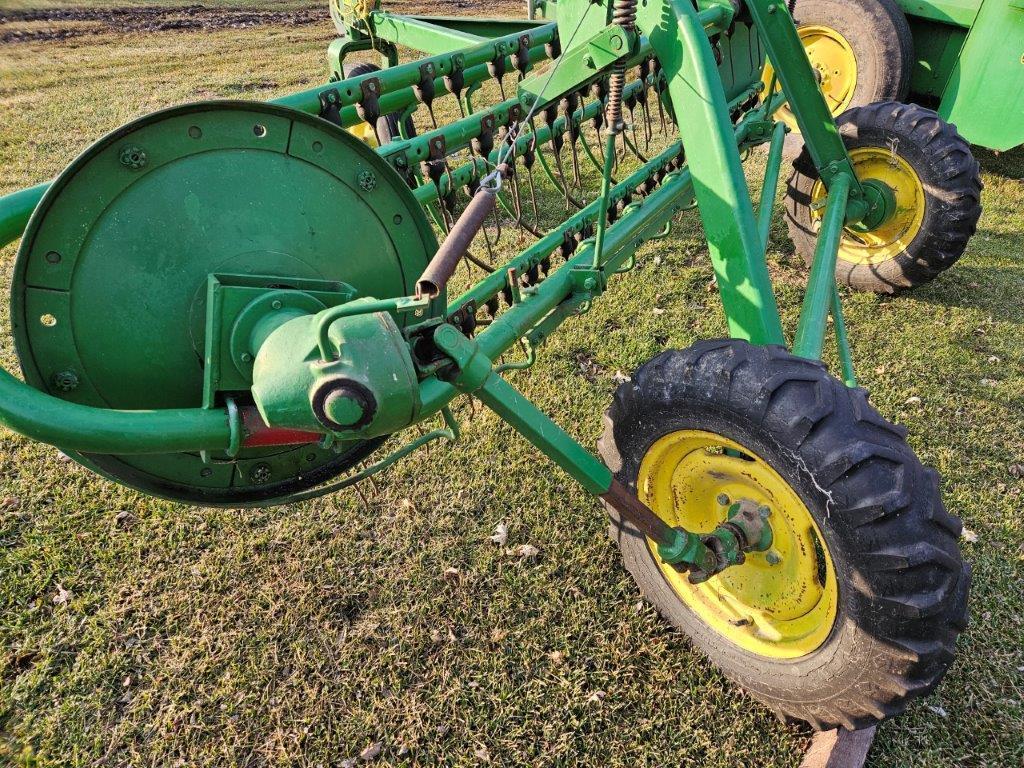John Deere 662 Hay Rake