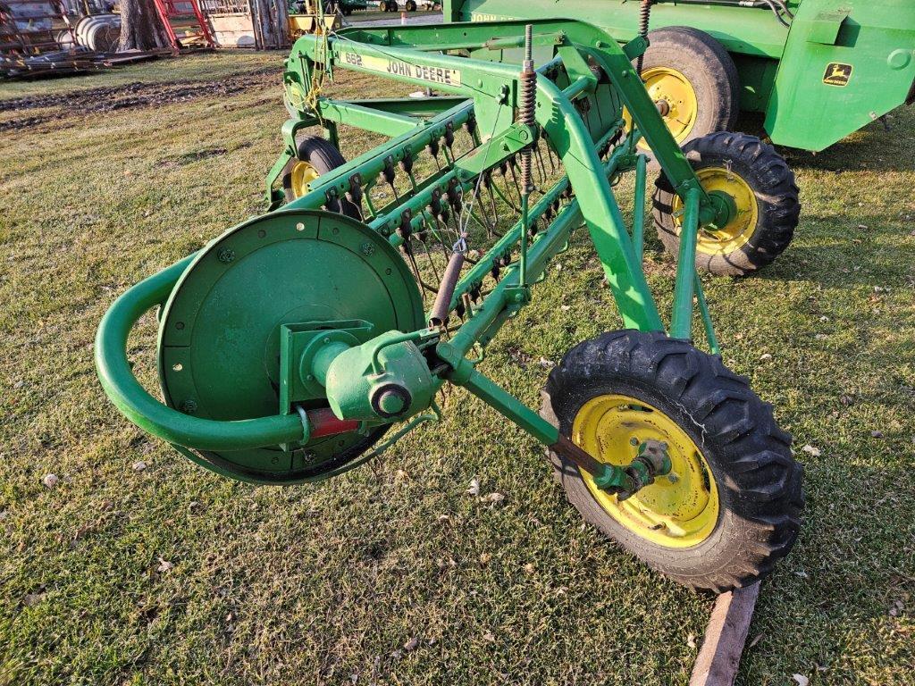 John Deere 662 Hay Rake