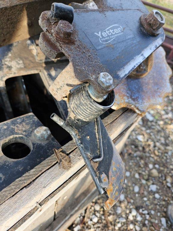 Yetter 2968 planter fertilizer units w/ knives