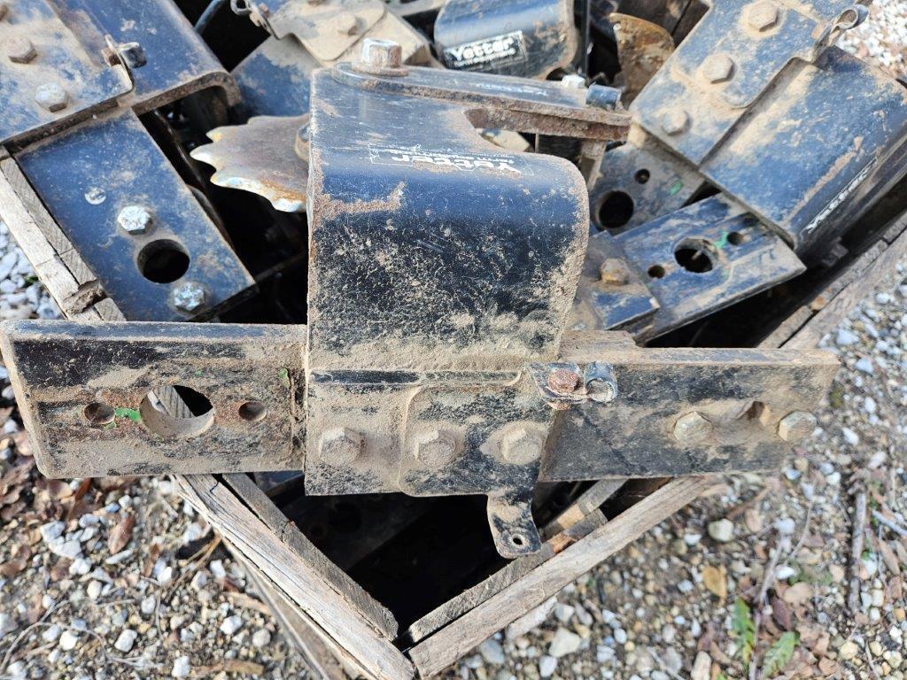 Yetter 2968 planter fertilizer units w/ knives