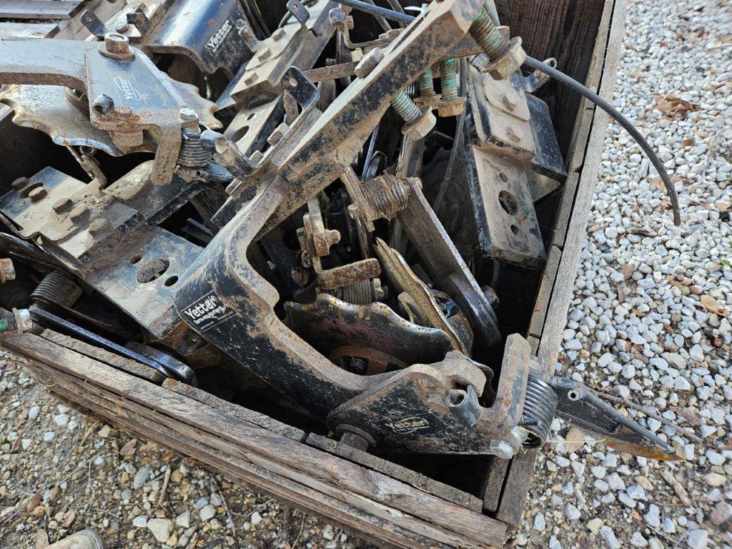 Yetter 2968 planter fertilizer units w/ knives