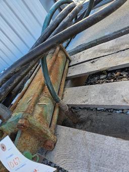 JD Hyd Cylinder w/ Long Hose