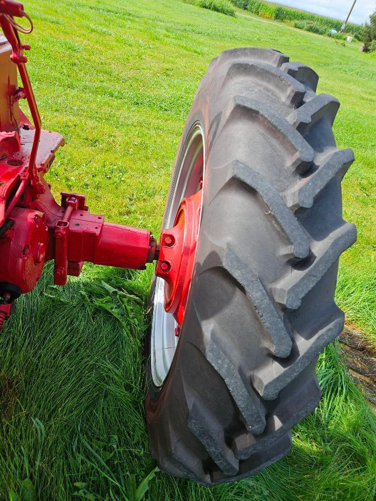 1956 IH Farmall 400 G Tractor