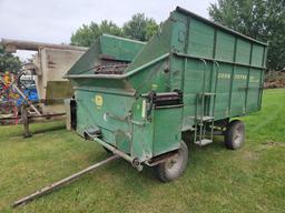 JD 112 Chuck Feed Wagon, 540 pto, works good.