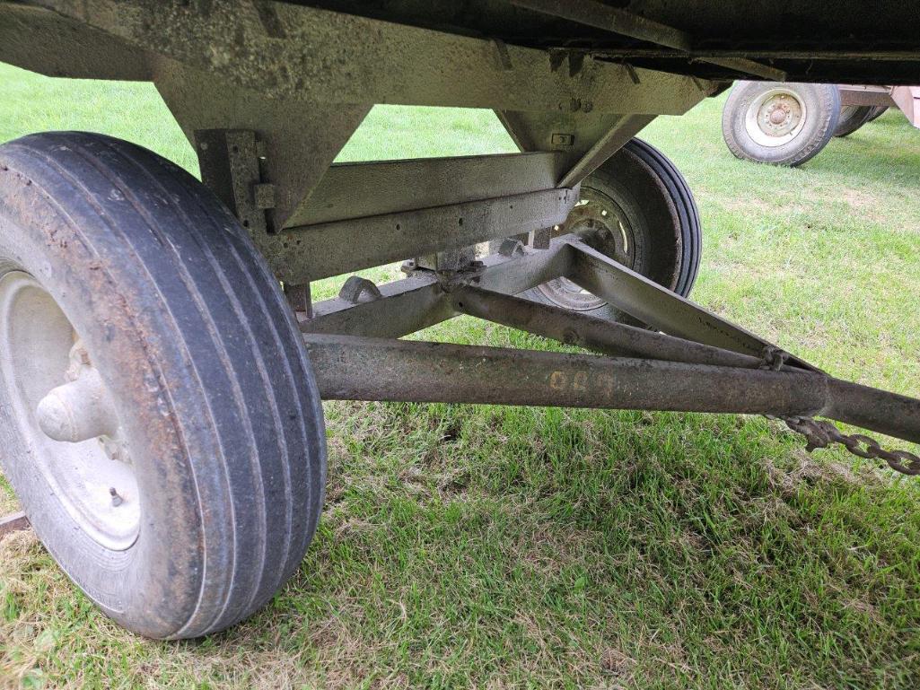 JD 112 Chuck Feed Wagon, 540 pto, works good.