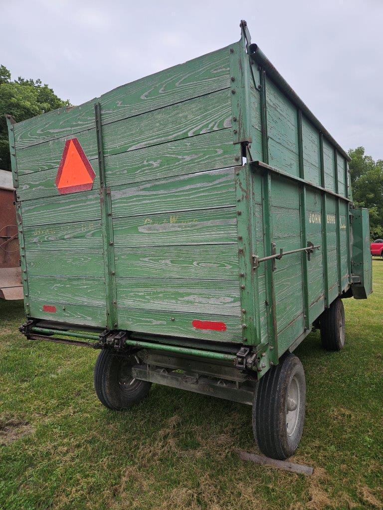 JD 112 Chuck Feed Wagon, 540 pto, works good.