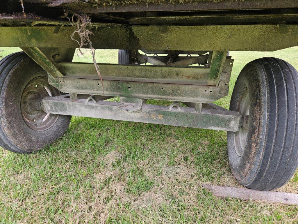 JD 112 Chuck Feed Wagon, 540 pto, works good.
