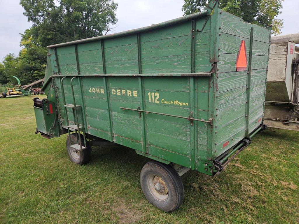 JD 112 Chuck Feed Wagon, 540 pto, works good.