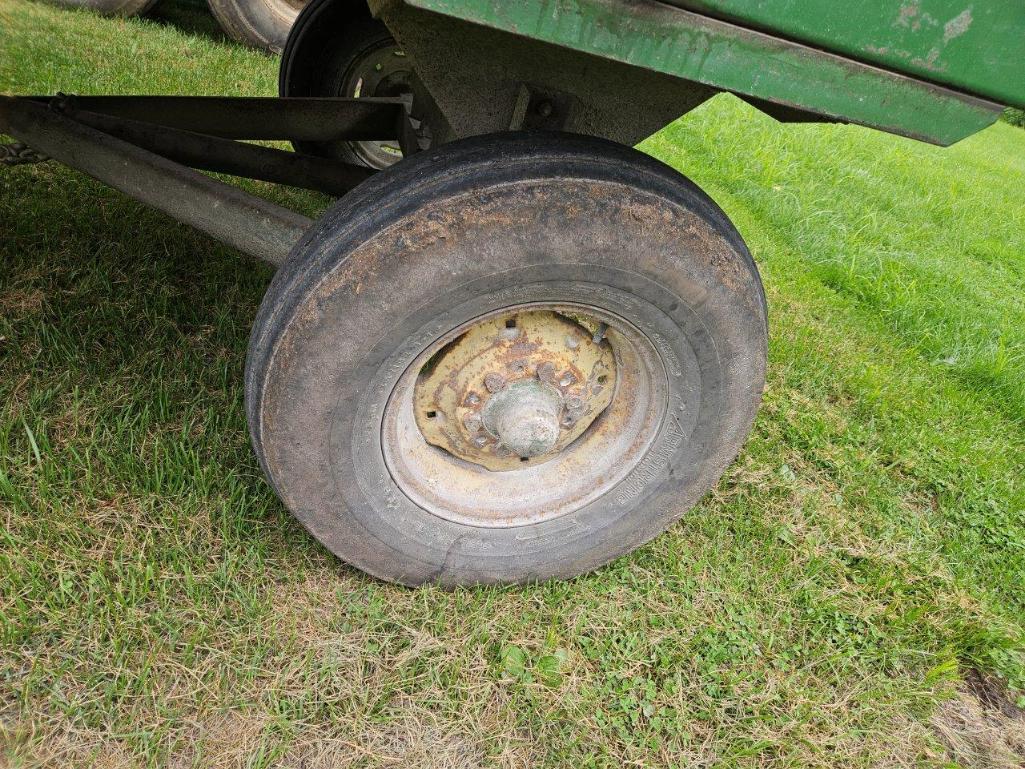 JD 112 Chuck Feed Wagon, 540 pto, works good.