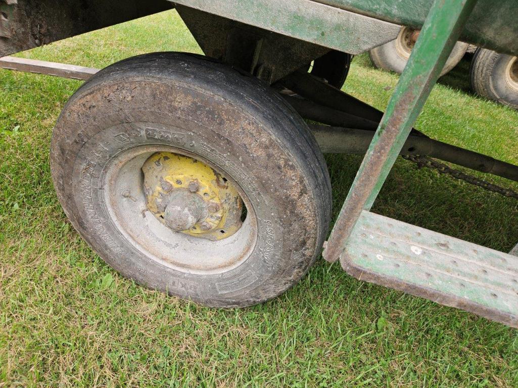 JD 112 Chuck Feed Wagon, 540 pto, works good.