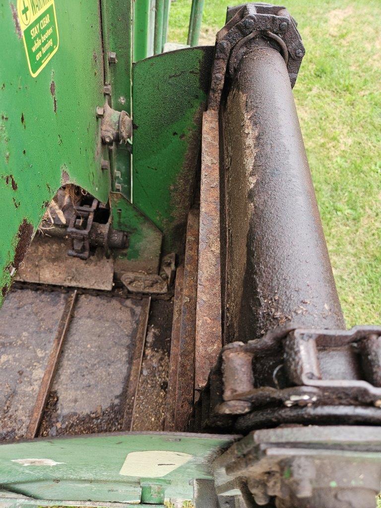 JD 112 Chuck Feed Wagon, 540 pto, works good.