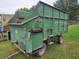 JD 112 Chuck Feed Wagon, 540 pto, works good.