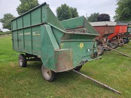JD 112 Chuck Feed Wagon, 540 pto, works good.