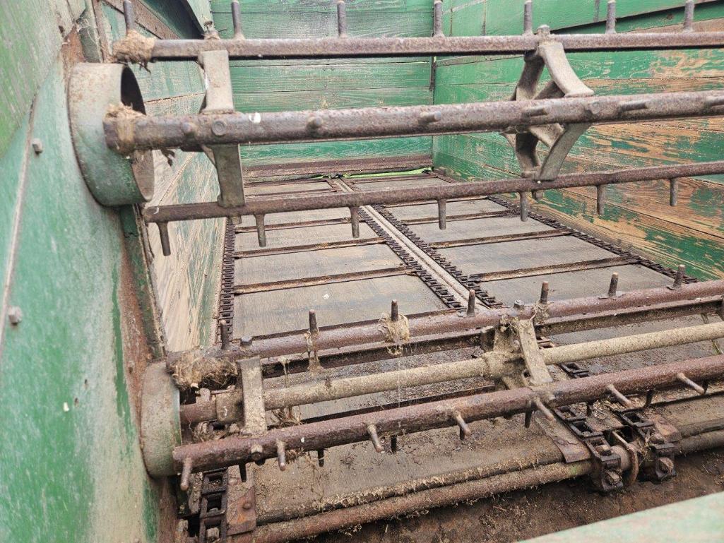 JD 112 Chuck Feed Wagon, 540 pto, works good.