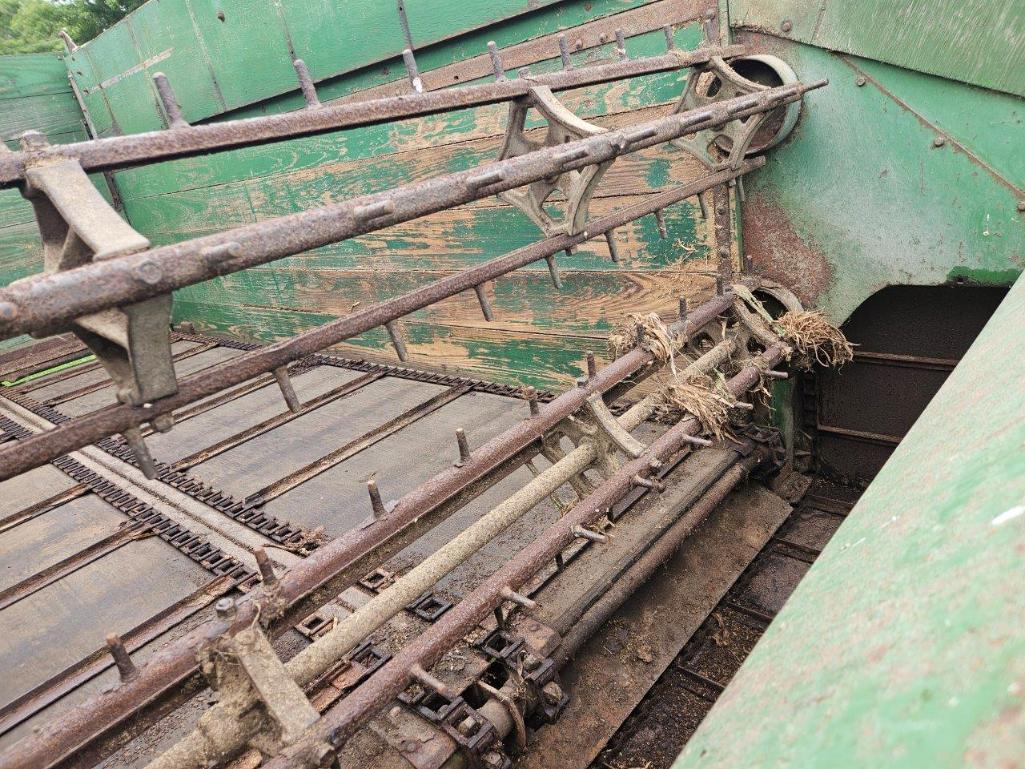 JD 112 Chuck Feed Wagon, 540 pto, works good.