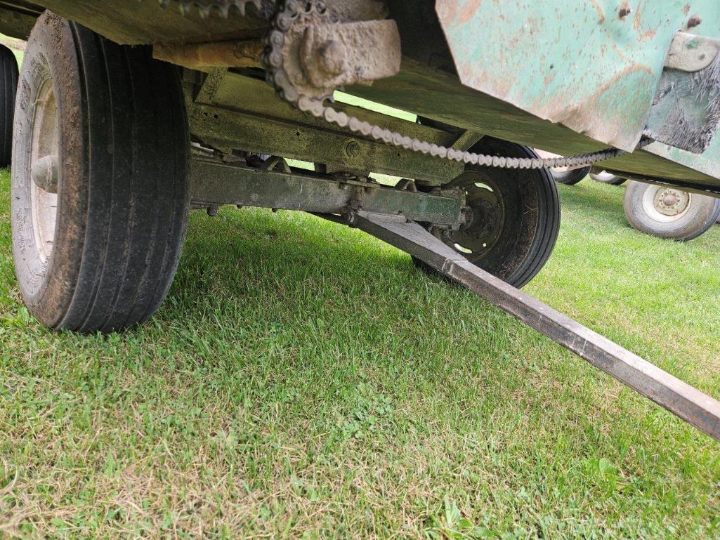 JD 112 Chuck Feed Wagon, 540 pto, works good.