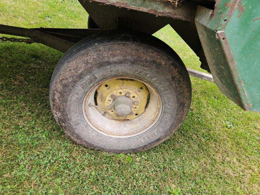 JD 112 Chuck Feed Wagon, 540 pto, works good.