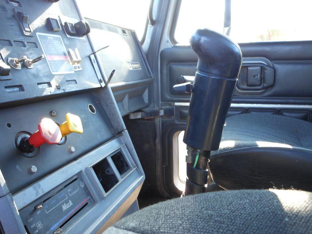 2000 Mack CH613 Day Cab Truck Tractor