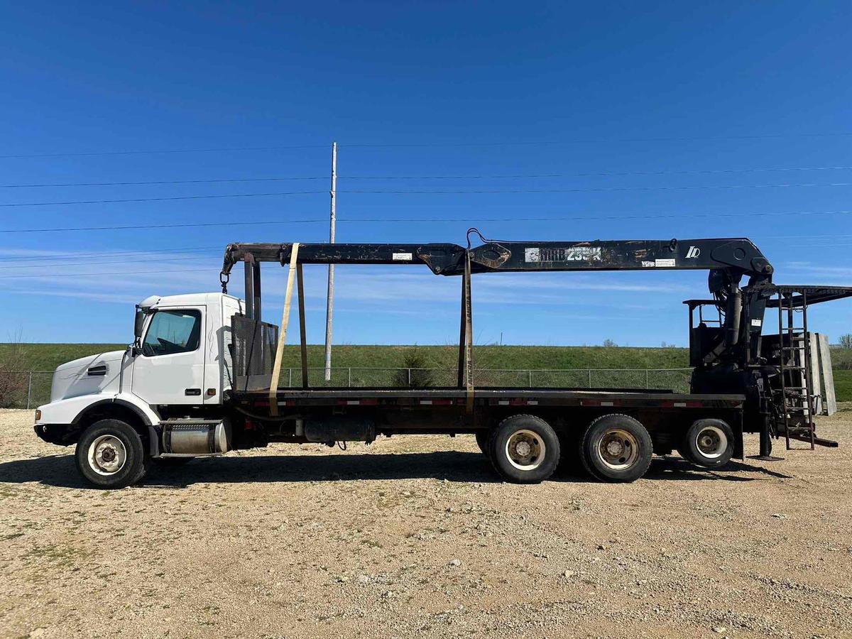 2003 Volvo Boom Truck