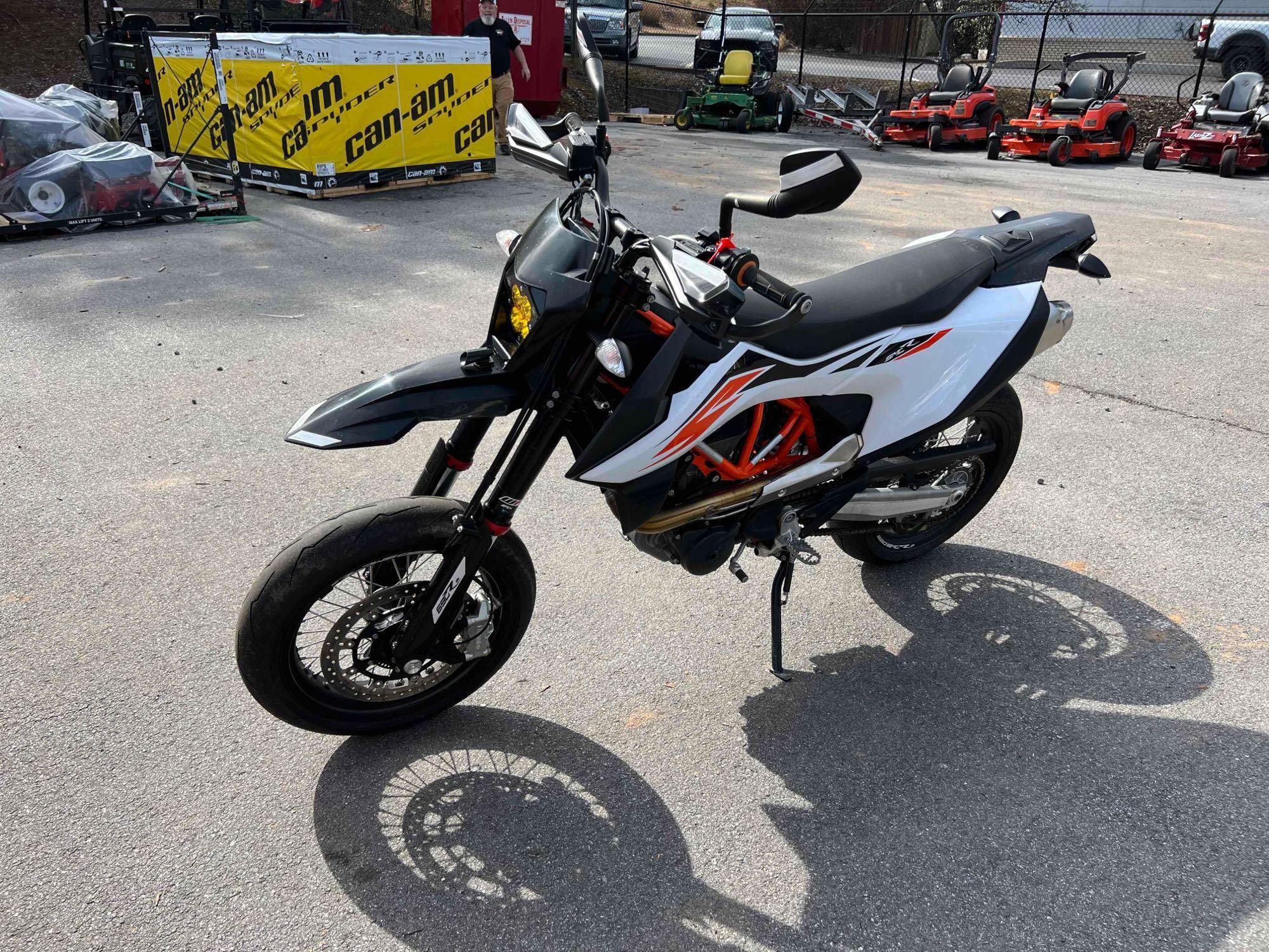 2021 KTM SMC 690R Super Moto
