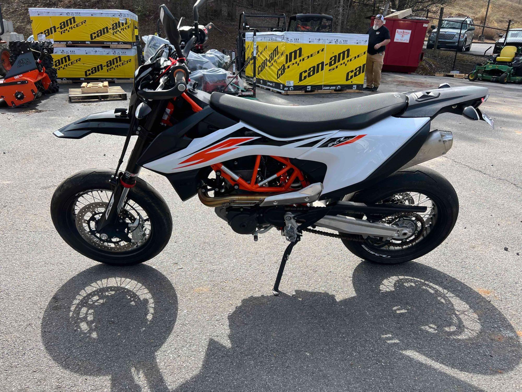 2021 KTM SMC 690R Super Moto
