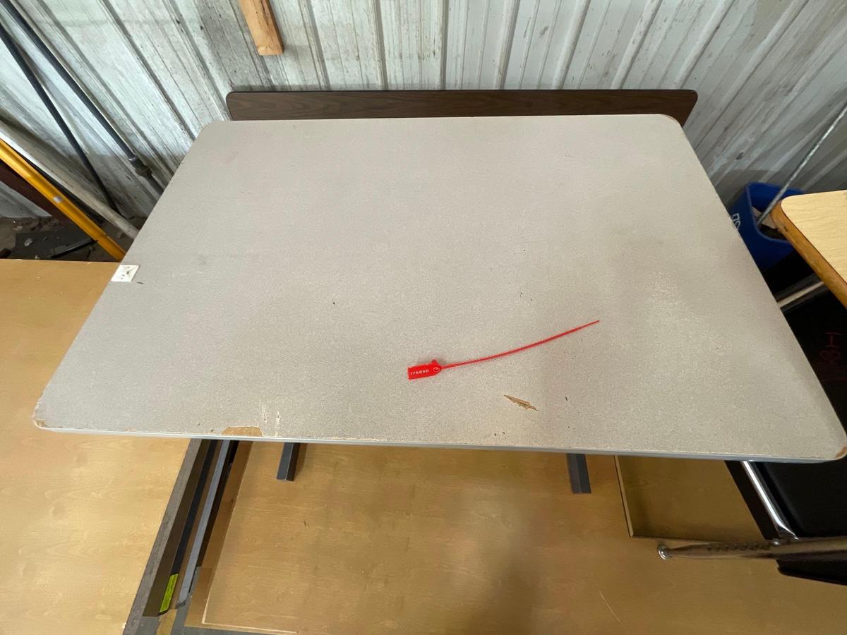 (8) Desks