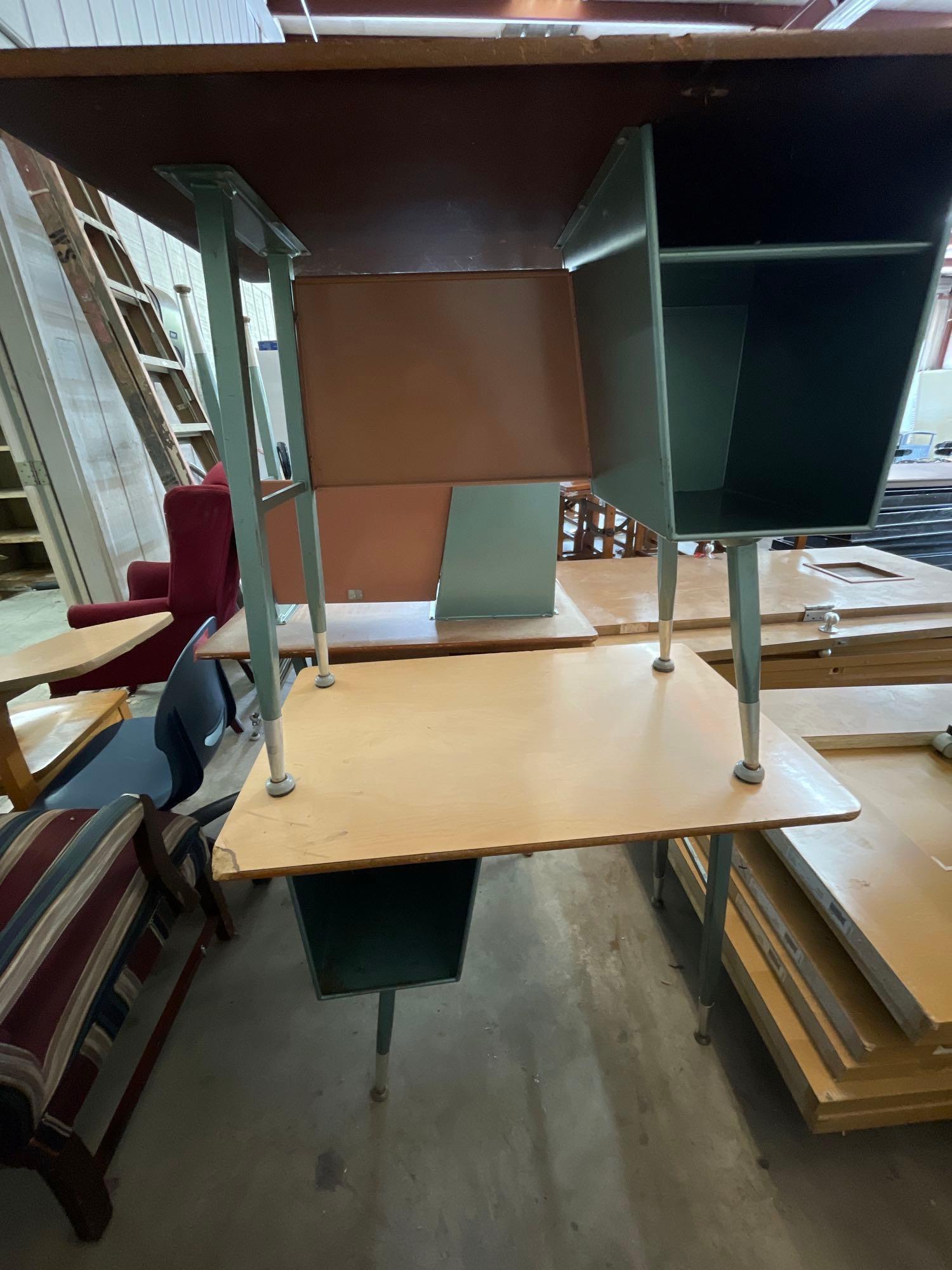(8) Desks
