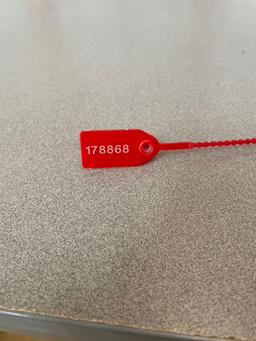 (8) Desks