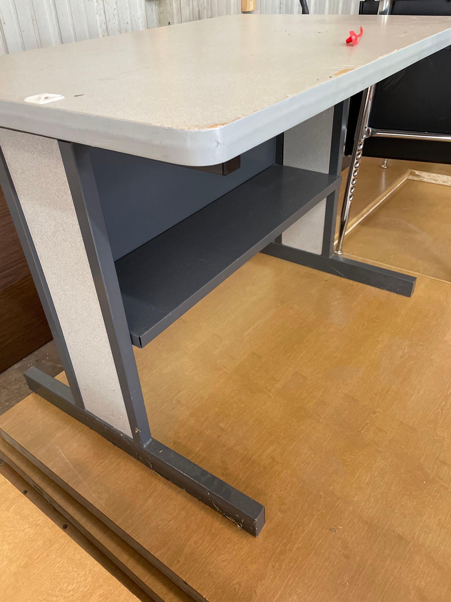(8) Desks