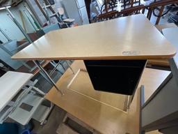 (8) Desks