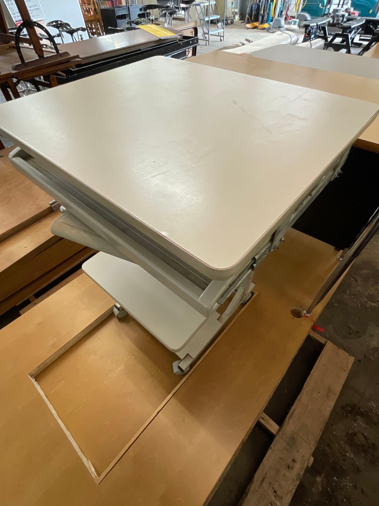 (8) Desks