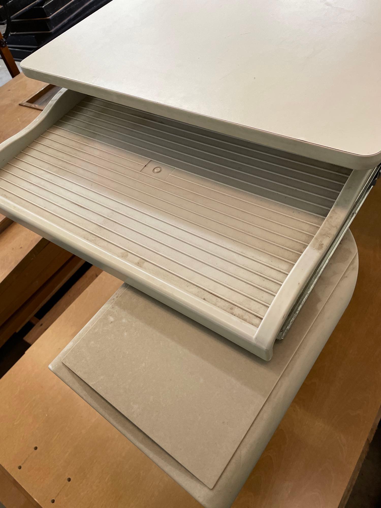 (8) Desks