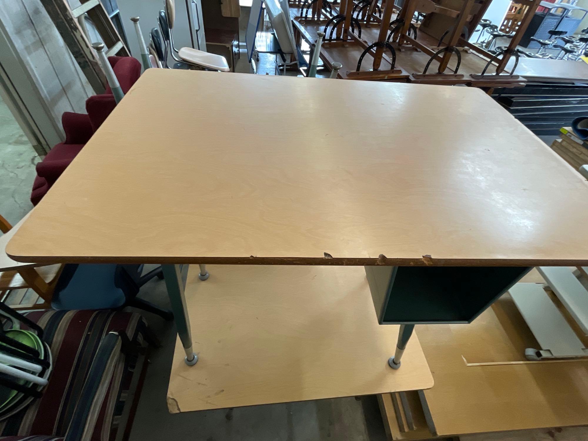 (8) Desks