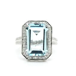 Classically-Inspired Aquamarine and Diamond Ring