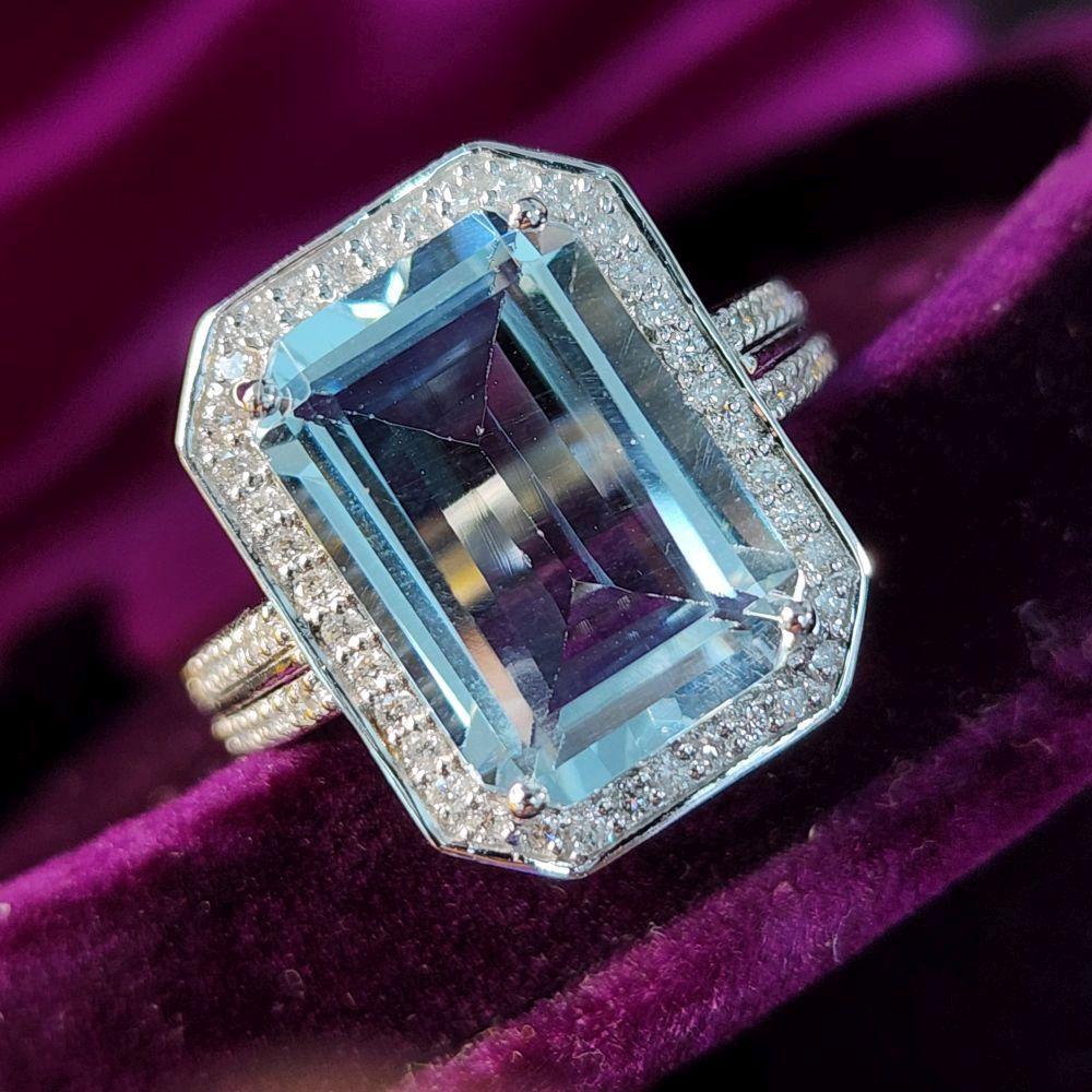 Classically-Inspired Aquamarine and Diamond Ring