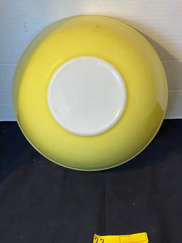 Pyrex 404 4 Qt. Yellow Primary Mixing Bowl