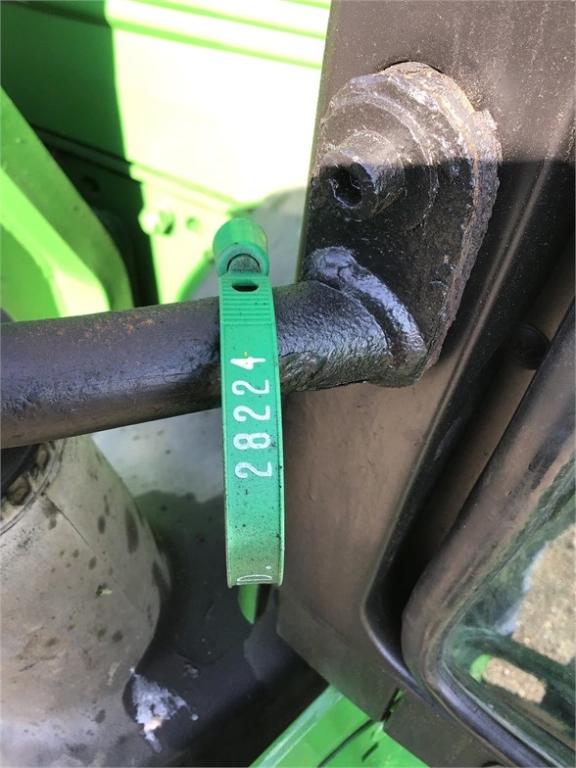 2006 JOHN DEERE 7220 28224