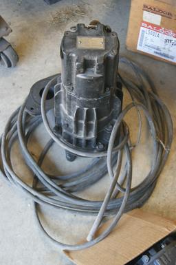 Submersible suck pump