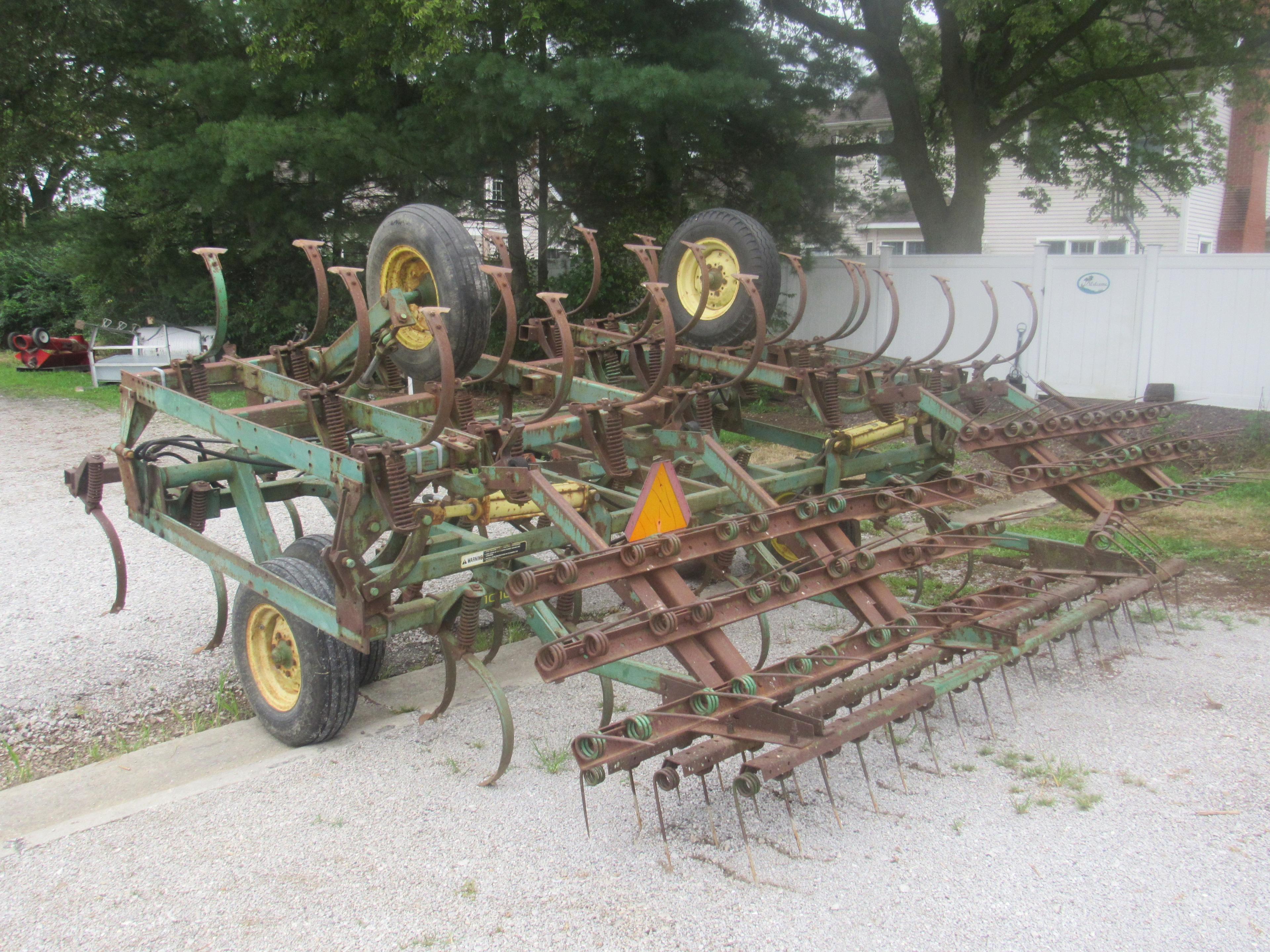 JD 1010 field cult w/ harrow 24'