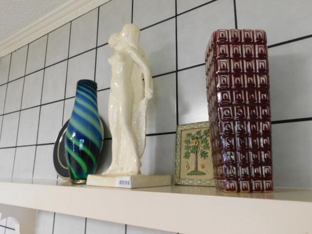 Man/Women Figurine, Swirled Vase, Flower Vase, Clock