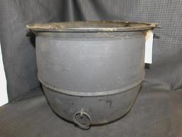 ERIE NO. 8 CAST IRON POT #821