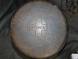 GRISWOLD CAST IRON TITE-TOP DUTCH OVEN NO. 8 WITH TRIVET NO. 8, #206 WITH GRISWOLD CAST IRON TOP NO.