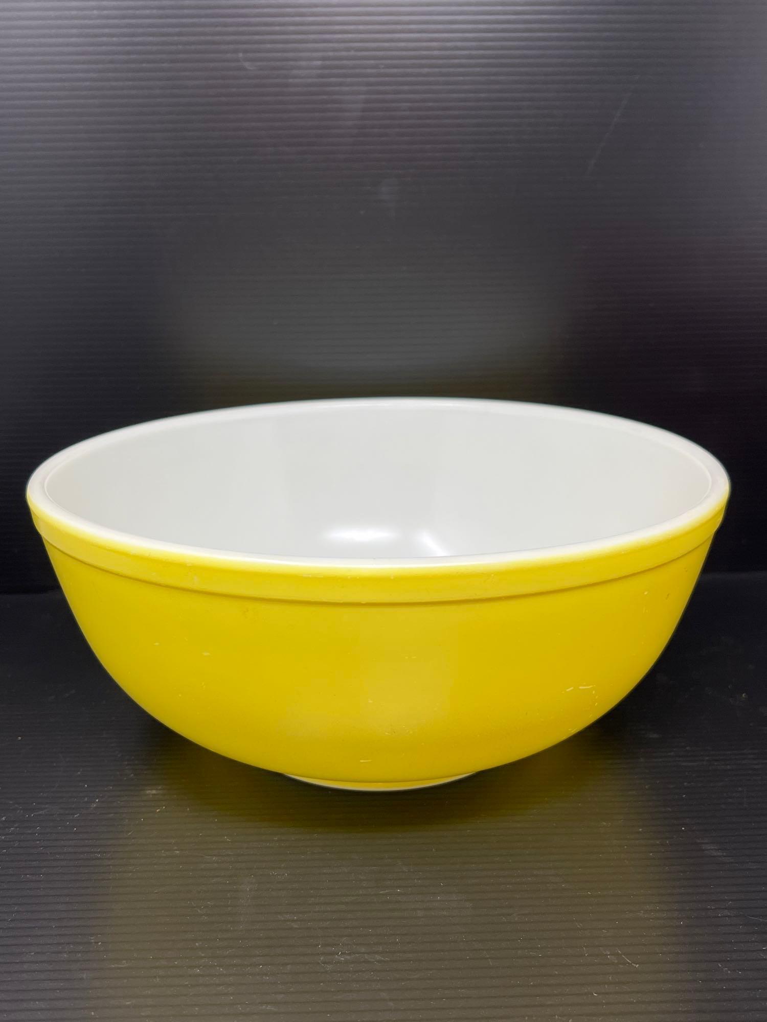 2 Vintage Pyrex Mixing Bowls- Red & Yellow