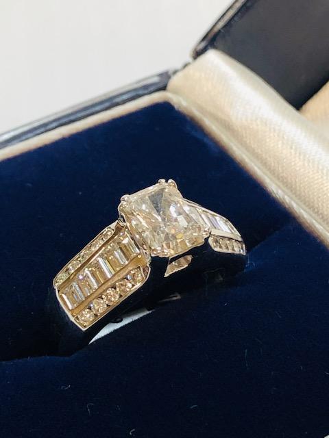 18KT WHITE GOLD 1.37CT CENTER DIAMOND RING WITH 1.00CTW DIAMOND SETTING