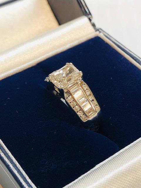 18KT WHITE GOLD 1.37CT CENTER DIAMOND RING WITH 1.00CTW DIAMOND SETTING