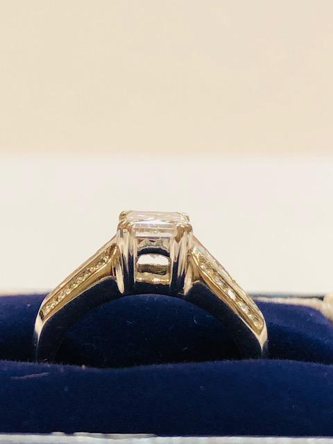 18KT WHITE GOLD 1.37CT CENTER DIAMOND RING WITH 1.00CTW DIAMOND SETTING