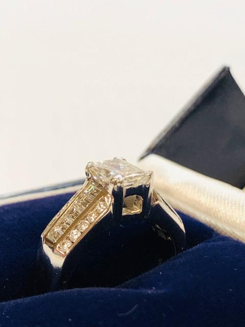 18KT WHITE GOLD 1.37CT CENTER DIAMOND RING WITH 1.00CTW DIAMOND SETTING