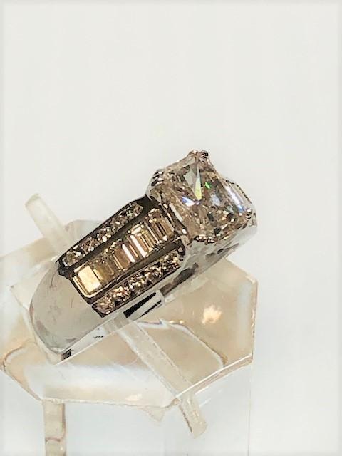 18KT WHITE GOLD 1.37CT CENTER DIAMOND RING WITH 1.00CTW DIAMOND SETTING